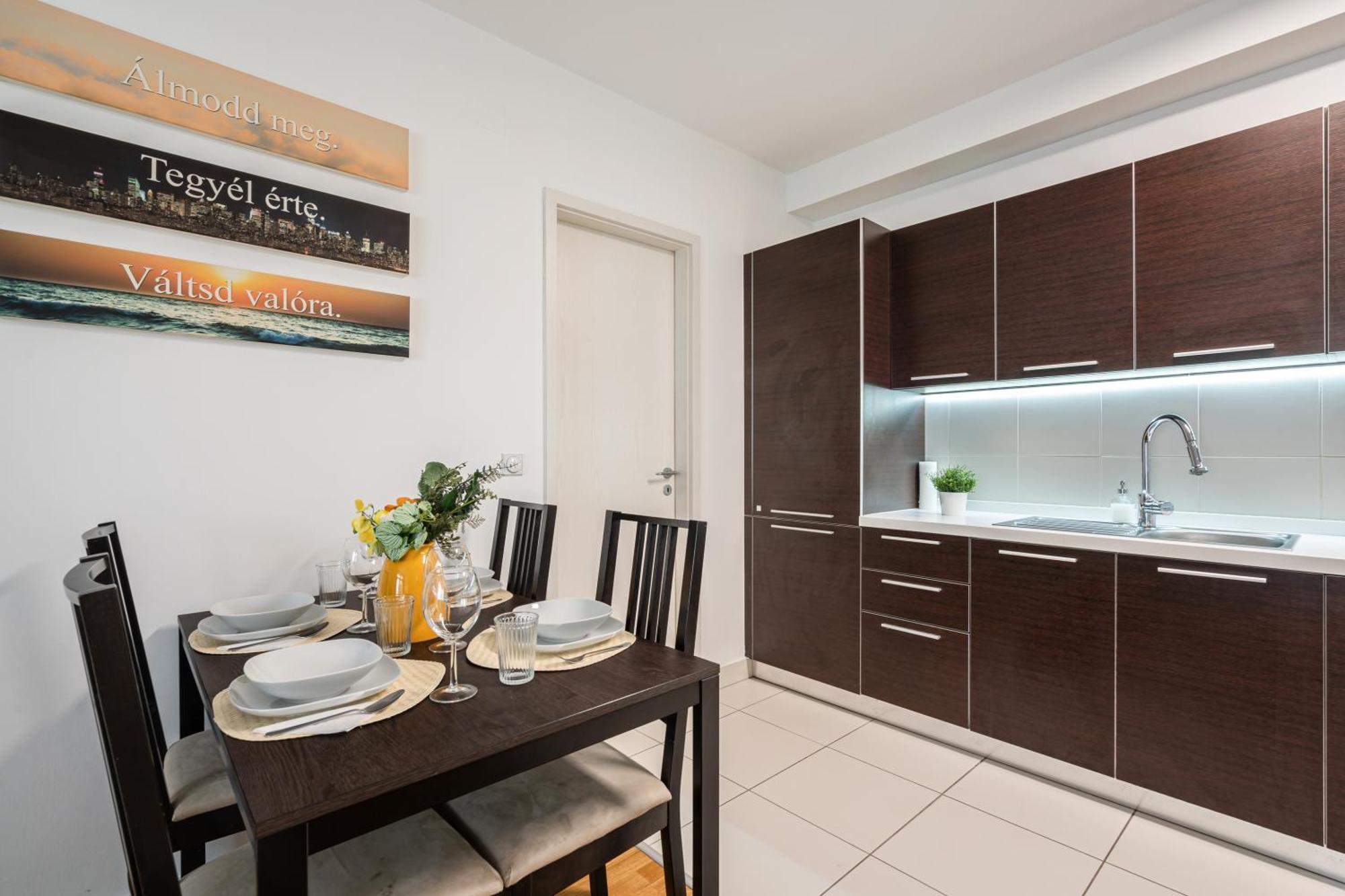 Home Of Serenity - 2 Bdr, Free Parking And Terrace บูดาเปสต์ ภายนอก รูปภาพ